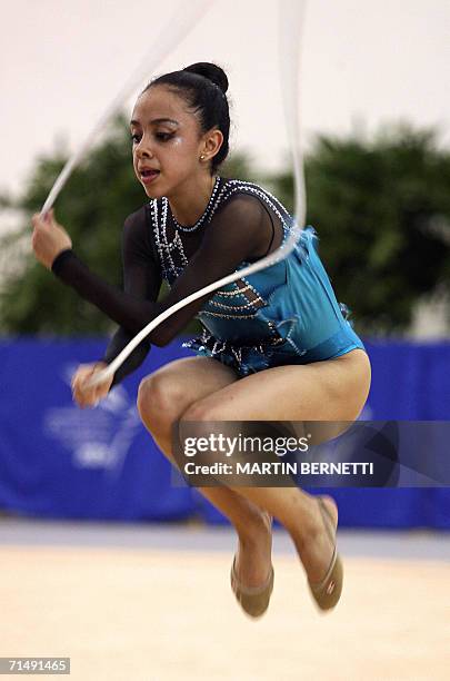 La gimnasta Pamela Rodas de Guatemala compite en la categoria gimnasia ritmica modalidad cuerda en Cartagena, Colombia el 20 de julio de 2006,...