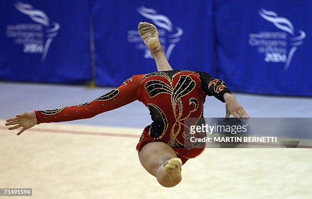La gimnasta Katherine Coronel de Venezuela realiza su rutina en la categoria gimnasia ritmica modalidad cuerda, en Cartagena el 20 de julio de 2006,...