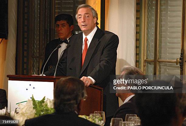 Nestor Kirchner, Presidente de Argentina, es escuchado por su homologo uruguayo Tabare Vazquez , mientras brinda un discurso en la cena de bienvenida...