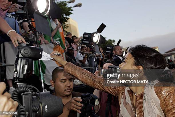 Los Angeles, UNITED STATES: Actress Michelle Rodriguez gives an authograph to a fan on the red carpet of the premiere of "Miami Vice" in Los Angeles,...