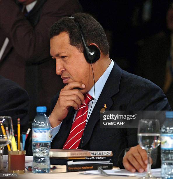 El presidente venezolano Hugo Chavez participa de la reunion de presidentes de la XXX Cumbre del Mercosur, en Cordoba, Argentina, el 21 de julio de...