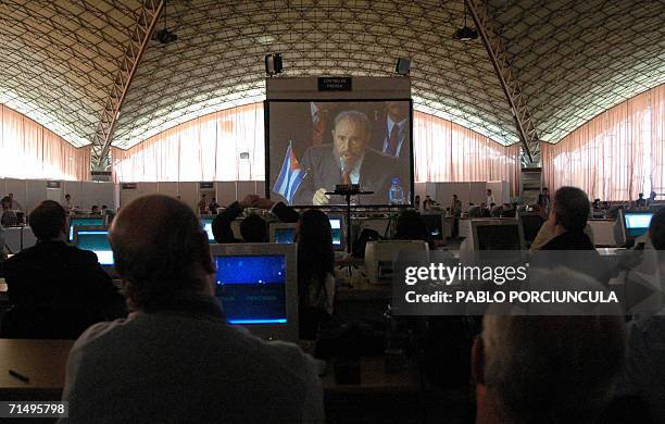 Periodistas escuchan el discurso del presidente cubano Fidel Castro en al sala de prensa de la XXX Cumbre del Mercosur, en Cordoba, Argentina, el 21...