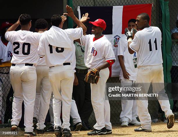 Los jugadores de Republica Dominicana festejan la carrera anotada en el cuarto episodio del partido ante Puerto Rico, en Cartagena, el 21 de julio de...