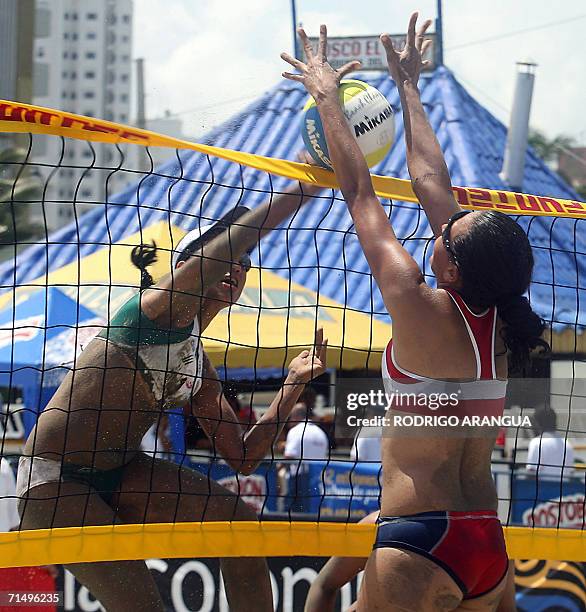 Vanessa Virgen de Mexico trata de picar ante el bloqueo de Yanina Aguilar de Costa Rica durante un partido de Voleibol Playa el 21 de julio de 2006...