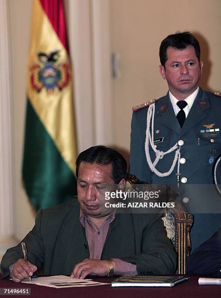 Santos Ramirez , presidente del congreso boliviano, promulga una ley que crea un impuesto a las transacciones financieras , el 21 de julio de 2006 en...