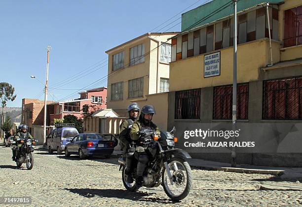 Policias patrullan en motocicletas frente a la casa del Migrante el 21 de julio de 2006 en La Paz, donde supuestamente se encuentran los paraguayos...