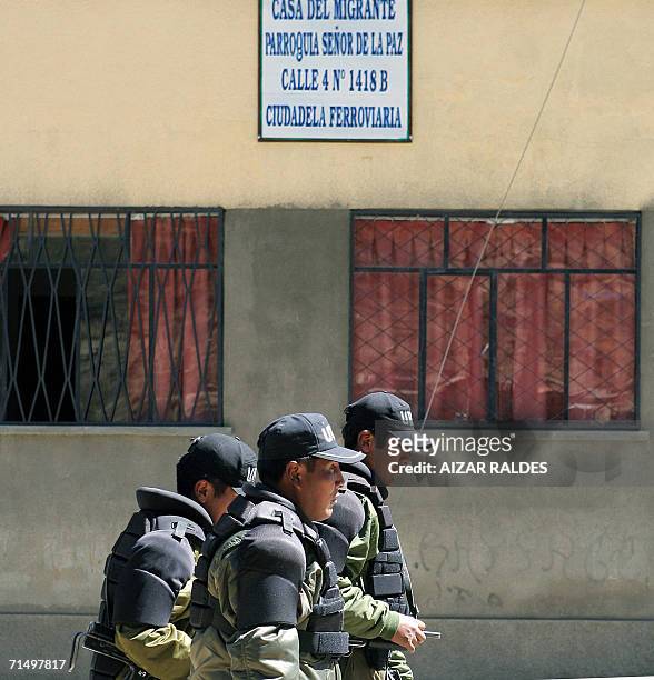 Policias patrullan frente a la casa del Migrante el 21 de julio de 2006 en La Paz, donde supuestamente se encuentran los paraguayos Blas Concepcion...