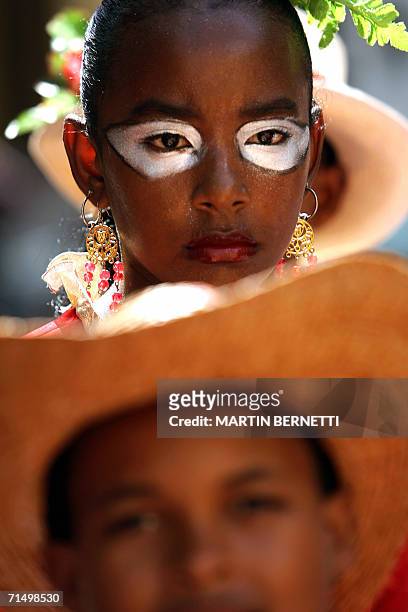 Una joven con el rostro pintado espera para participar de un show de baile folklorico que se ofrece a las delegaciones de los 32 paises participantes...