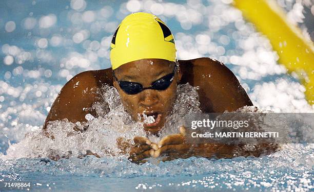 La nadadora de Jamaica Alia Atkinson compite en 50 metros pecho para ganar la medalla de oro en Cartagena el 21 de julio de 2006, durante los XX...