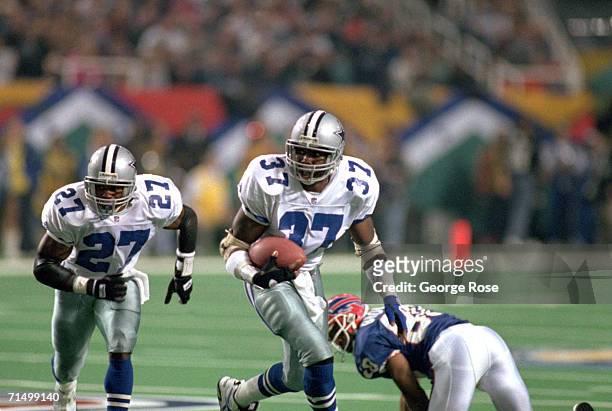 Safety James Washington of the Dallas Cowboys runs the ball back for a touchdown on a fumble by Buffalo Bills running back Thurman Thomas during...