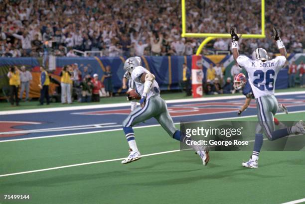 Safety James Washington of the Dallas Cowboys runs the ball back for a touchdown on a fumble by Buffalo Bills running back Thurman Thomas during...