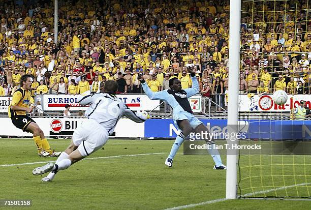 Shola Ameobi scores the second goal for Newcastle during the UEFA Intertoto Cup third round Second leg match between Lillestrom SK v Newcastle United...