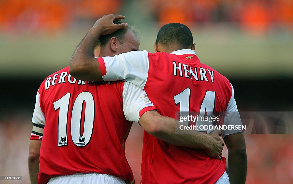 Thierry Henry (R) of Arsenal celebrates