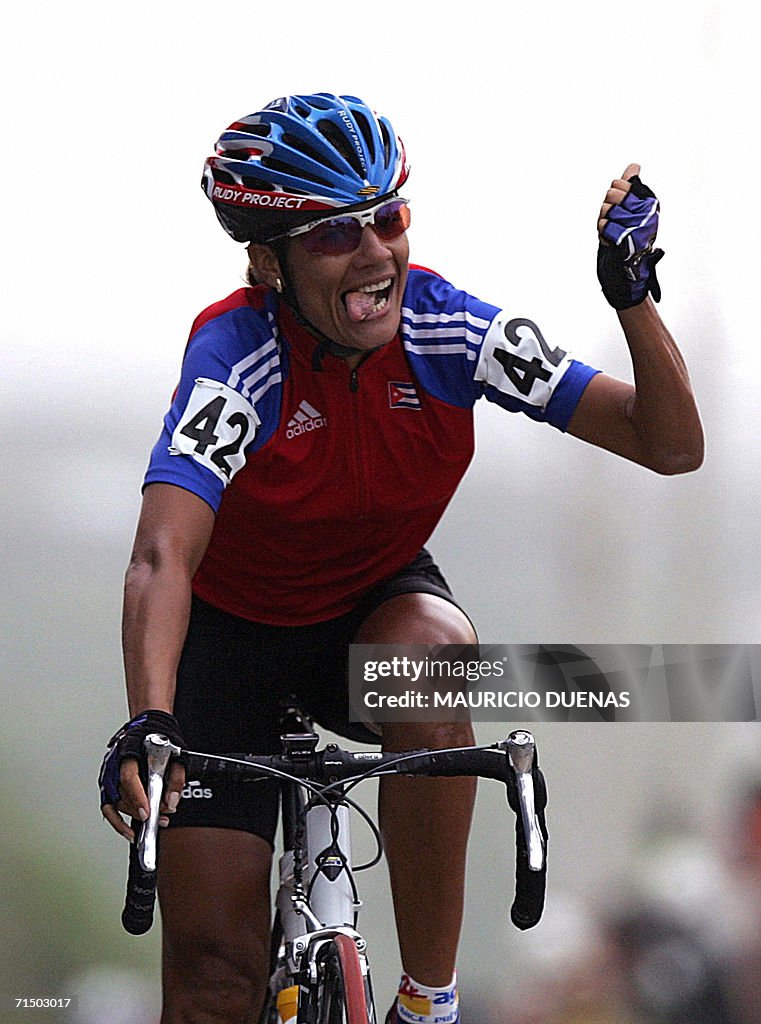 La cubana Yoanka Gonzalez celebra luego