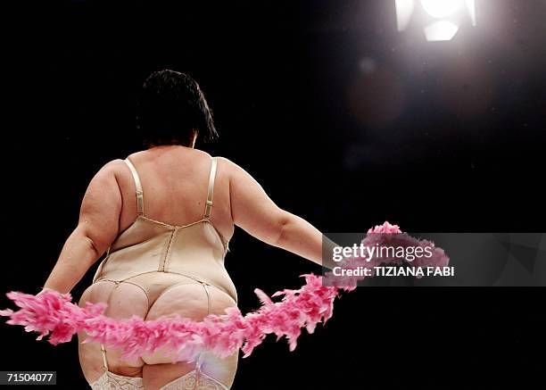 Contestant takes part in the 18th beauty contest "Miss Cicciona", held every year at Forcoli near Pisa in Tuscany, 23 July 2006. AFP PHOTO /Tiziana...