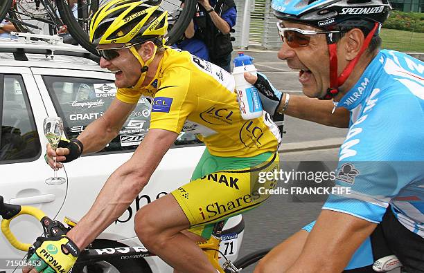 Yellow jersey USA's Floyd Landis drinks champain while Germany's Erik Zabel jokes with a bottle of water while taking the start of the 154.5 km...