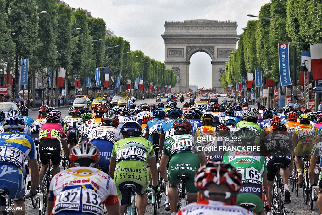 The pack rides towards the Arc de Triomp