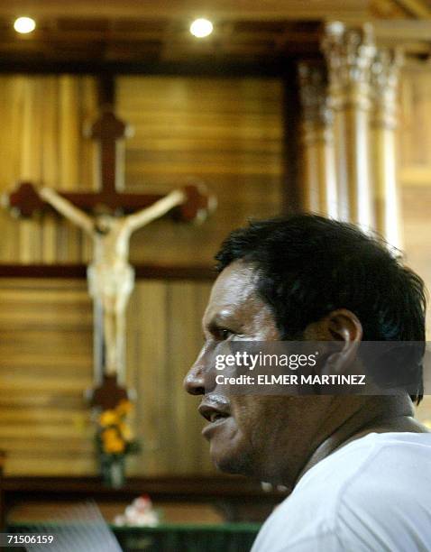 El sacerdote salvadoreno naturalizado hondureno Andres Tamayo hace declaraciones frente al altar de la iglesia que dirige en la comunidad de Salama,...