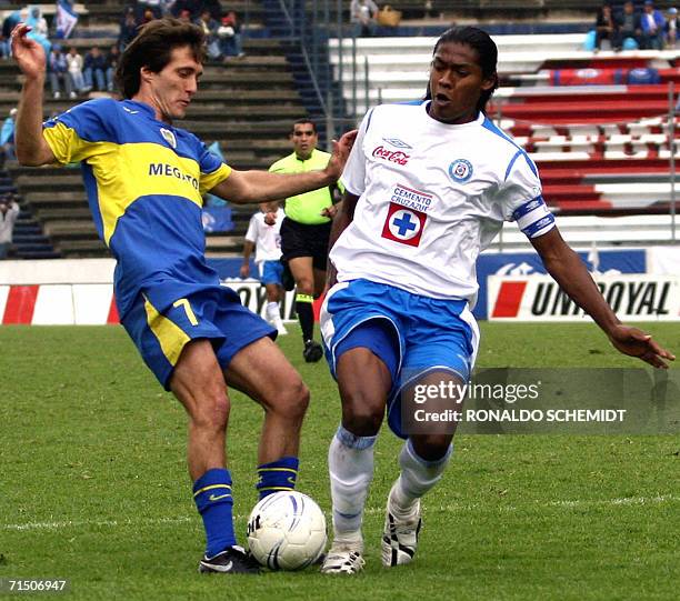 Joel Huiqui de Cruz Azul disputa el balon con Guillermo Schelloto de Boca Juniors durante un partido amistoso en Puebla el 23 de julio de 2006. AFP...