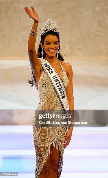 Miss Puerto Rico Zuleyka Rivera Mendoza poses on stage after being named Miss Universe during the Miss Universe 2006 pageant at the Shrine Auditorium...