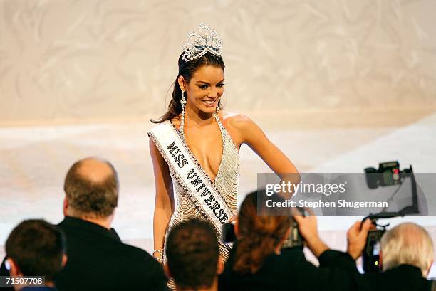 Miss Puerto Rico Zuleyka Rivera Mendoza poses on stage after being named Miss Universe during the Miss Universe 2006 pageant at the Shrine Auditorium...