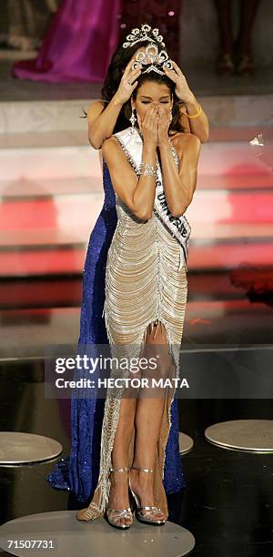 Los Angeles, UNITED STATES: Miss Puerto Rico Zuleyka Rivera Mendoza reacts after being crowned Miss Universe 2006 in Los Angeles, 23 July 2006....