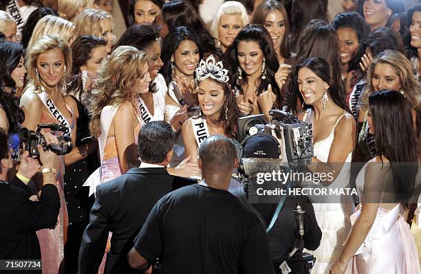 Los Angeles, UNITED STATES: Miss Puerto Rico Zuleyka Rivera Mendoza is surrounded by all contestants after being crowned Miss Universe 2006 in Los...