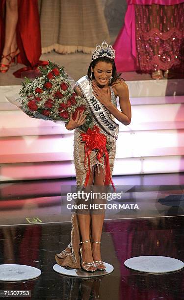 Los Angeles, UNITED STATES: Miss Puerto Rico Zuleyka Rivera Mendoza reacts after being crowned Miss Universe 2006 in Los Angeles, 23 July 2006....