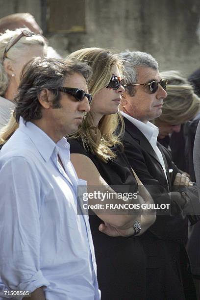 French actors Michel Boujenah and Richard Anconina attend French film director Gerard Oury's Funeral, 24 July 2006 at the Montparnasse cemetery in...