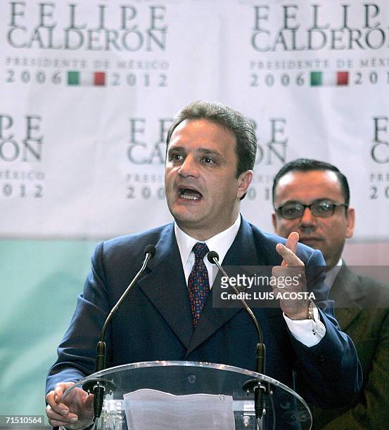 El secretario general del Partido de Accion Nacional , Jose Espina, responde a los periodistas durante una rueda de prensa,en la sede del PAN en...