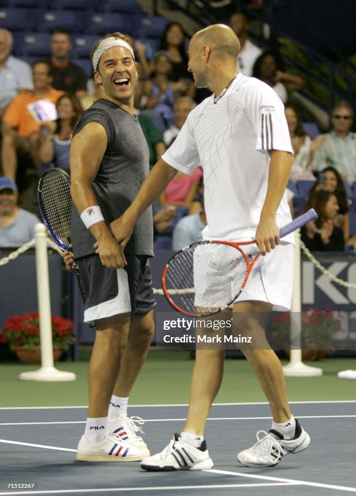 dok bus aanklager Celebrity player Jeremy Piven shares a laugh with tennis player Andre...  News Photo - Getty Images