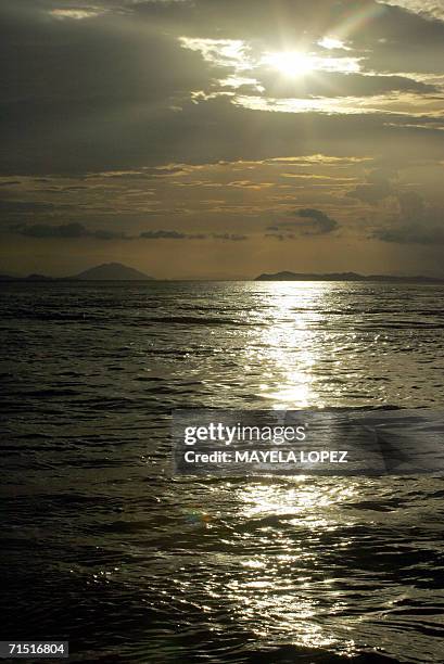 Puntarenas, COSTA RICA: El atardecer cae el 23 de julio de 2006 sobre las islas del Pacifico costarricense, territorios que por su belleza escenica...