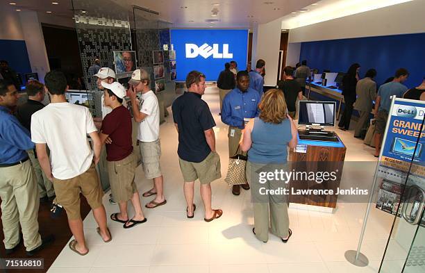 Customers browse Dell's new store in North Park Mall July 25, 2006 in Dallas, Texas. The Dell Direct Store and another scheduled to open in Nyack,...