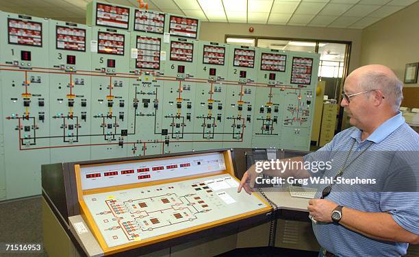 Operator In Power Station Control Room Photos and Premium High Res ...