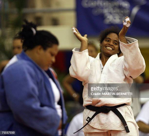 La judoka cubana Ivis Duenas festeja tras vencer a la venezolana Giovanna Blanco en la final de judo femenino, 78 kilos, en Cartagena, Colombia el 25...
