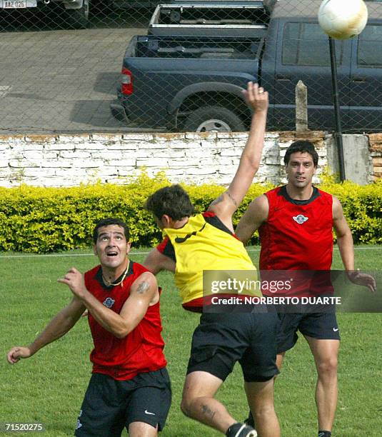 Los jugadores de Libertad Juan Samudio , Javier Villareal y Hernan Rodrigo Lopez participan de un entrenamiento el 26 de julio de 2006 en Asuncion,...