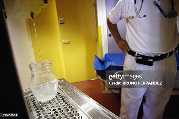 Un membre du personnel soignant du centre hospitalier de Montbard remplit un broc d'eau alors que l'absence de climatisation fait monter le...