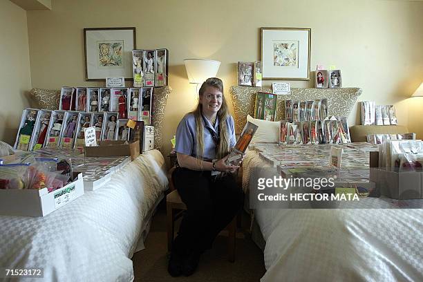 Los Angeles, UNITED STATES: Sherry a Barbie Doll dealer from Chicago waits for customers in her hotel room at the Hyatt Regency in Los Angeles 26...