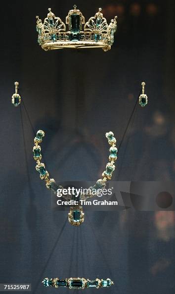 Queen Elizabeth II Dresses & Jewels Exhibition Queen Elizabeth II Dresses & Jewels Exhibition