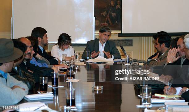 El vice presidente de Bolivia Alvaro Garcia Linera , preside una reunion el 27 de julio de 2006 en La Paz, con los jefes de los distintos partidos...