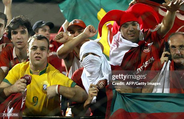 Simpatizantes del equipo brasileno Internacional de Porto Alegre esperan el inicio del partido de ida que disputaran Internacional y el paraguayo...