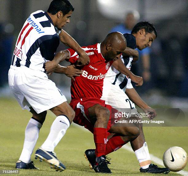 Fabio de Jesus , del brasileno Internacional de Porto Alegre disputa el balon con Carlos Bonet de Libertad de Paraguay, en el partido de ida por las...