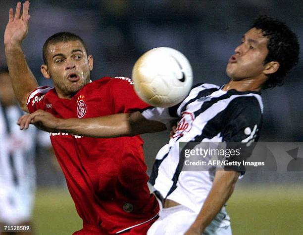 Edimo Ferreira , del brasileno Internacional de Porto Alegre, disputa el balon con Cristian Riveros de Libertad de Paraguay, en el partido de ida por...