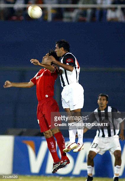 Fernandao , del brasileno Internacional de Porto Alegre, disputa el balon con Pedro Sarabia de Libertad de Paraguay, en el partido de ida por las...