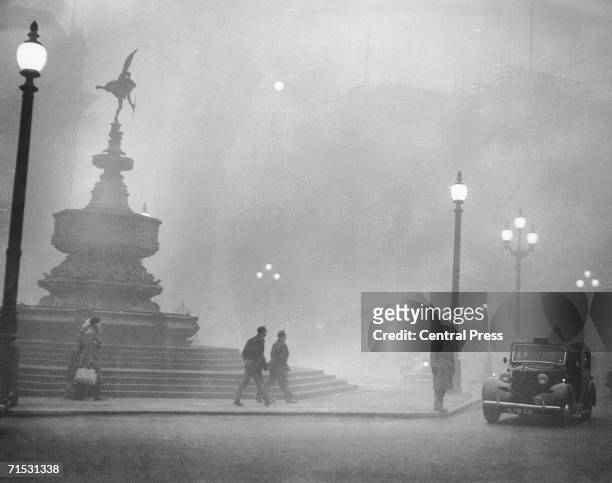 Heavy smog in Piccadilly Circus, London, 6th December 1952.