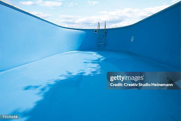 empty swimming pool, close-up - swimming pool imagens e fotografias de stock