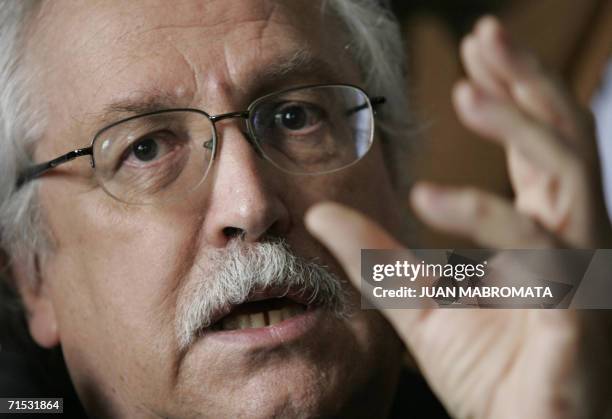 Buenos Aires, ARGENTINA: El embajador de Chile en Argentina Luis Maira responde preguntas de la prensa en Buenos Aires el 29 de julio de 2006. La...