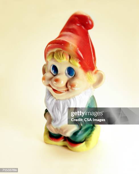 plastic garden gnome - zwerg stock-fotos und bilder