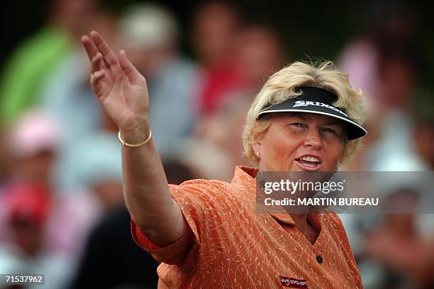 Evian-les-Bains, FRANCE: British Laura Davies waves to the crowd, 29 July 2006 in Evian-les-Bains, central eastern France, on the last of the four...