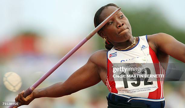 La atleta de Cuba Osleydis Menendez lanza su jabalina para conquistar la medalla de Plata, en Cartagena, Colombia el 29 de julio de 2006, de los XX...